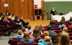 Speaking at the opening: Deborah Duchardt, vice speaker of the working group on equal opportunities, one of the largest DPG working groups.